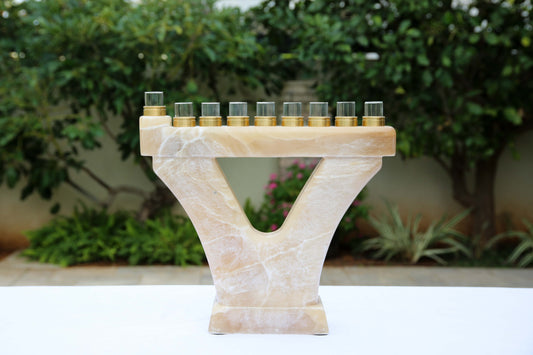 חנוכיה מאבן אלבסטר ורוד