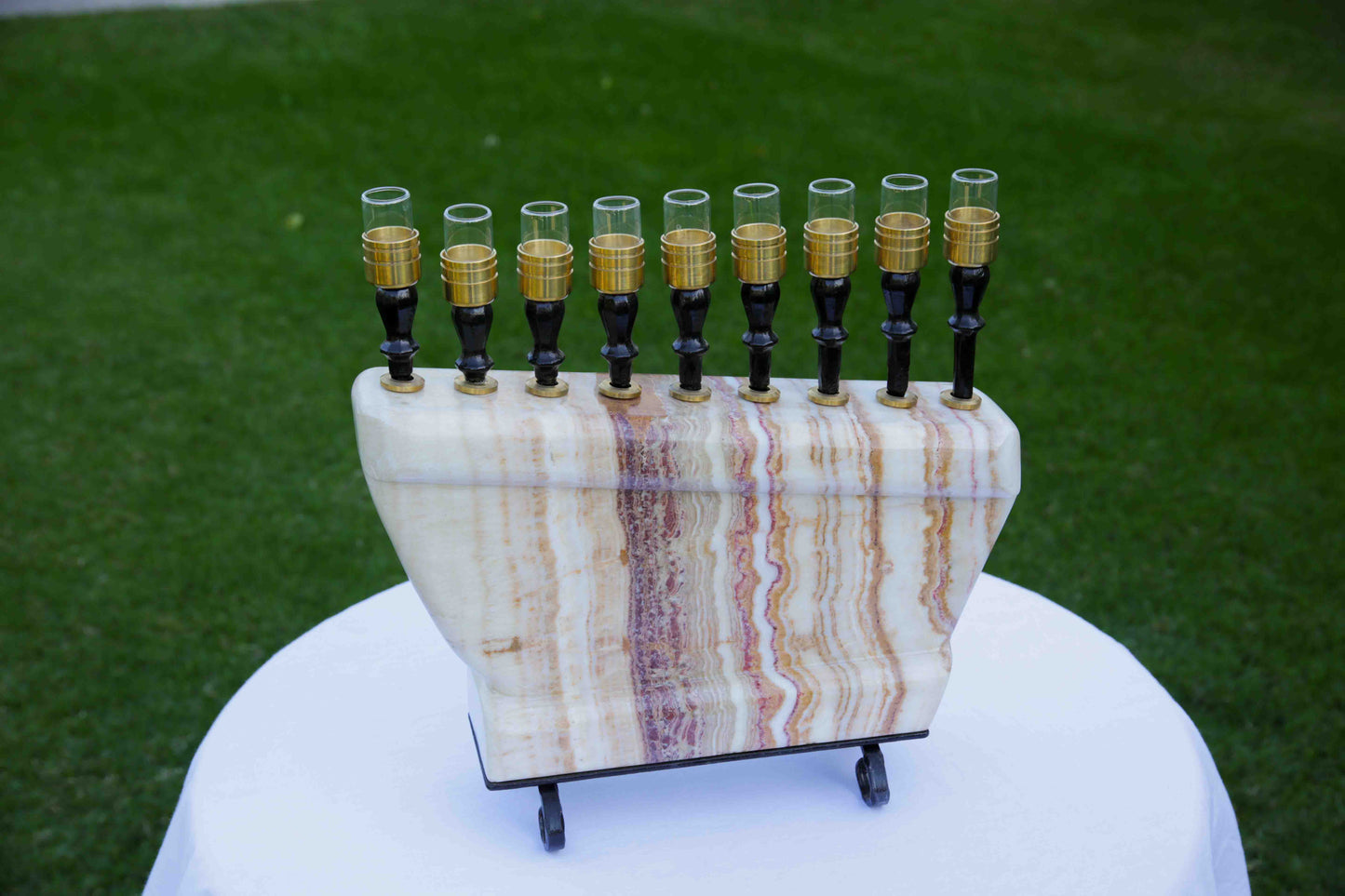 חנוכיה מאבן אוניקס