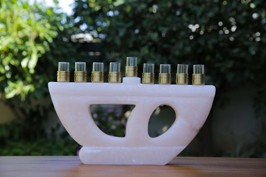 חנוכיה מאבן אלבסט לבן