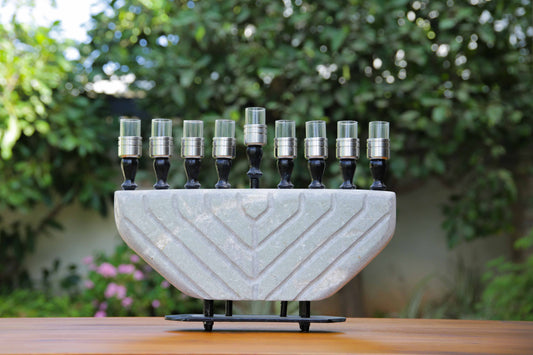 חנוכיה מאבן סלאט