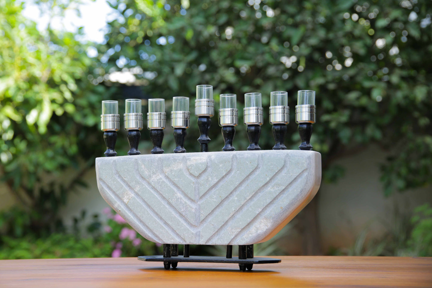 חנוכיה מאבן סלאט