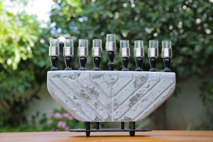 חנוכיה מאבן סלאט