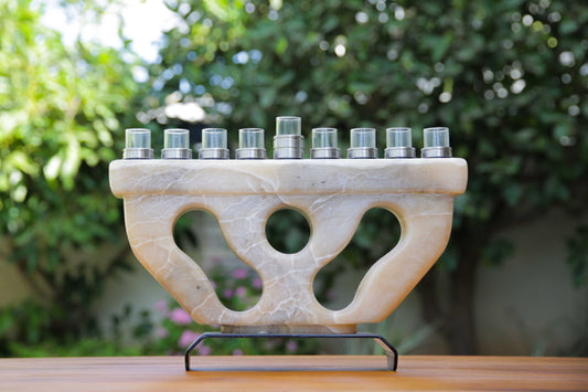 חנוכיה מאבן אלבסטר אפור