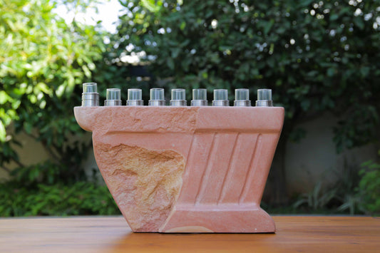 חנוכיה מאבן גיר אדומה