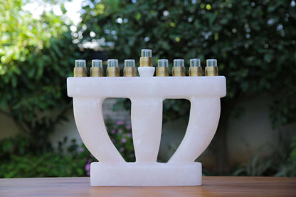 חנוכיה מאבן אלבסטר לבן